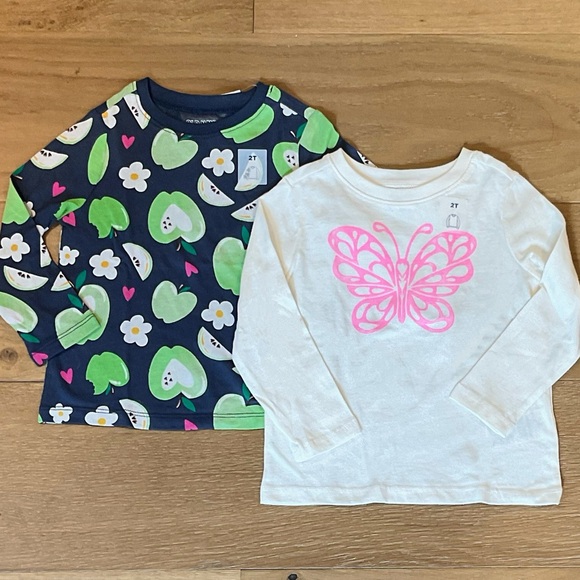 NWT Old Navy 2T Girls Long Sleeve Graphic Tees (Bundle of 2!) 🦋🍏🩷 - Picture 1 of 6